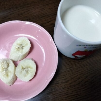 こちら、今日の10時のおやつに。牛乳たっぷりコーヒー×バナナ、幸せおやつ♡でした。レシピ有難うございました。